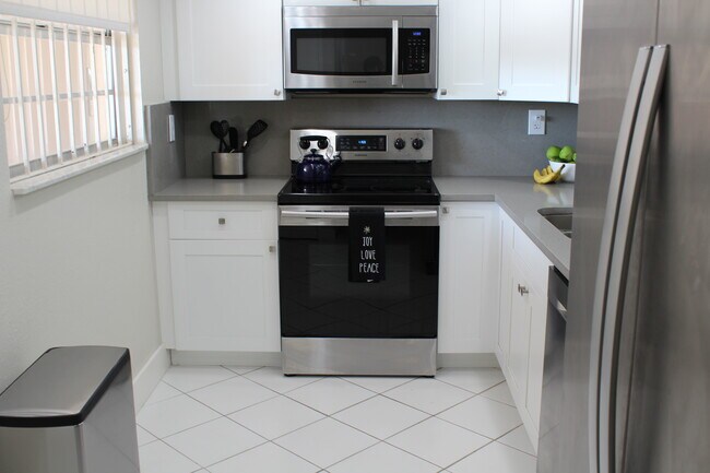 Foto del edificio - 702 NW 87th Ave