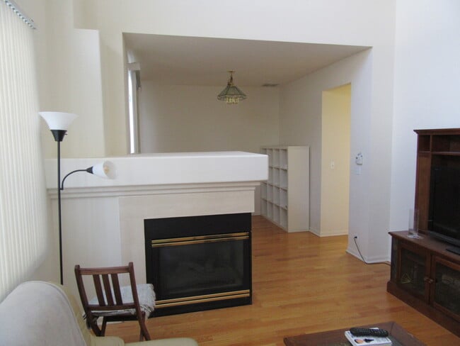 Building Photo - 440 E Thornhill Ln