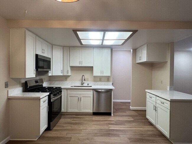 Foto del edificio - BEAUTIFULLY REMODELED 3 BEDROOM IN LOOMIS!!