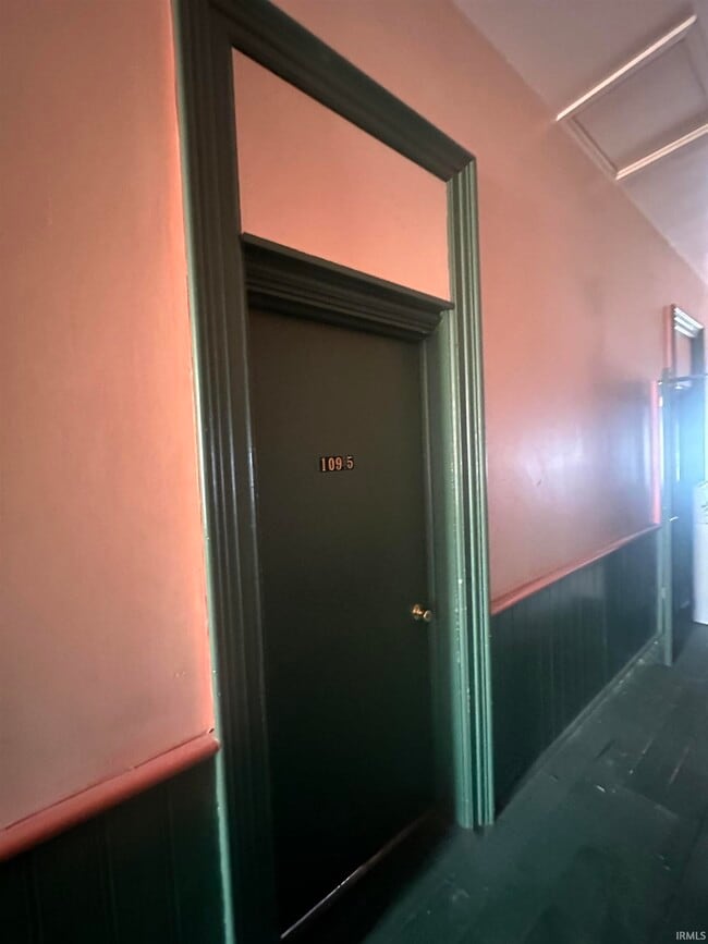 Building Photo - 109 W Spring St