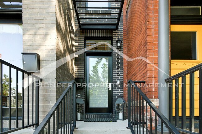 Foto del edificio - Modern Townhome with Central AC and Washer...