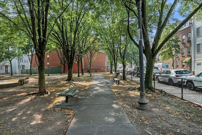 Foto del edificio - 227 W 3rd St