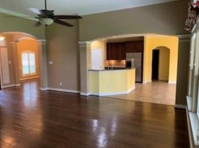 Building Photo - 1715 Summergate Dr