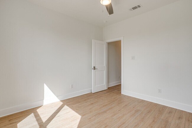 Building Photo - 2335 Benbrook Blvd