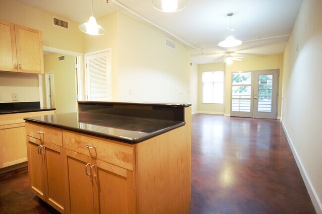 Foto del edificio - UT WEST CAMPUS - PRELEASE 8/15/2024 2 bed ...