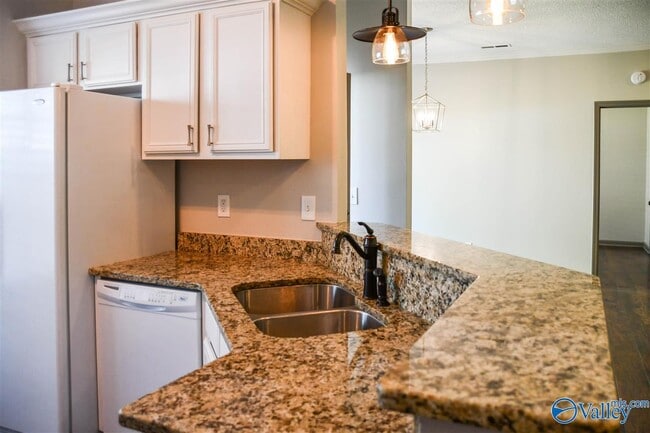 Building Photo - 101 Bridle Trce Ln
