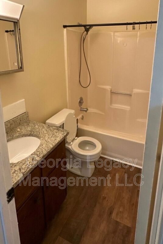 Building Photo - 106-1 Oak Park Court
