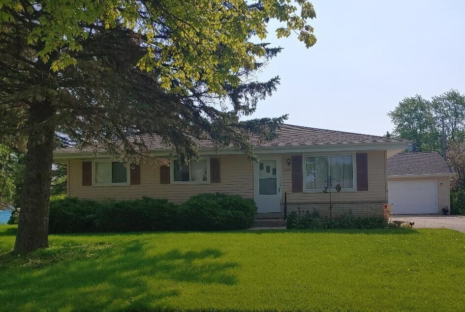 1514 Scott Rd, Port Washington, WI 53074 House Rental in Port Washington, WI