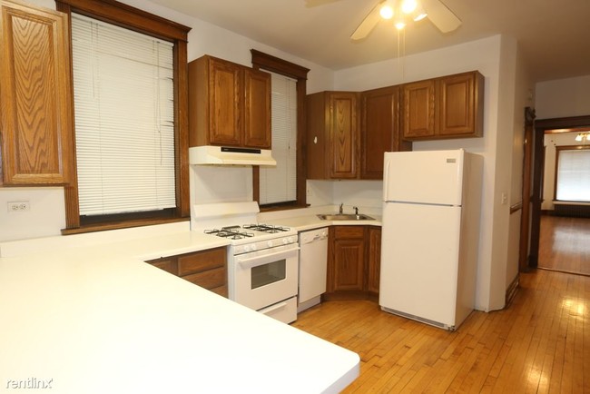 Foto del edificio - 1212 W Addison St