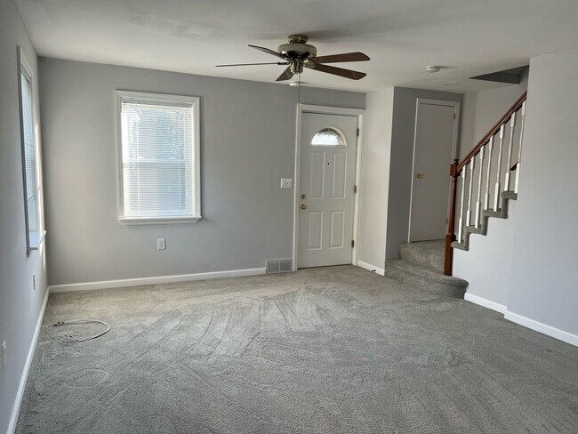 Foto del edificio - Spacious 4Bed/2Bath Townhome in Ridgeleigh