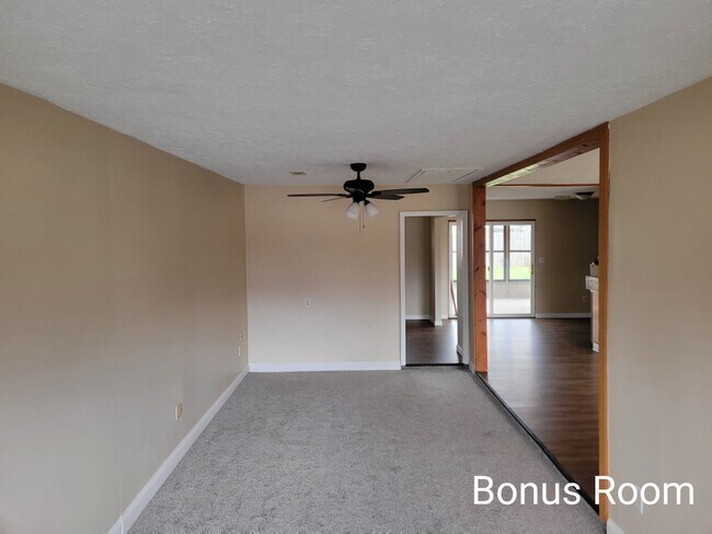 Building Photo - 111 S Kings Chapel Dr