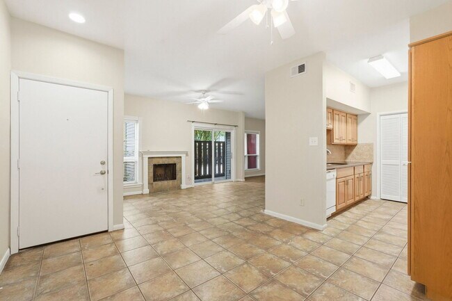 Building Photo - 2025 Augusta Dr