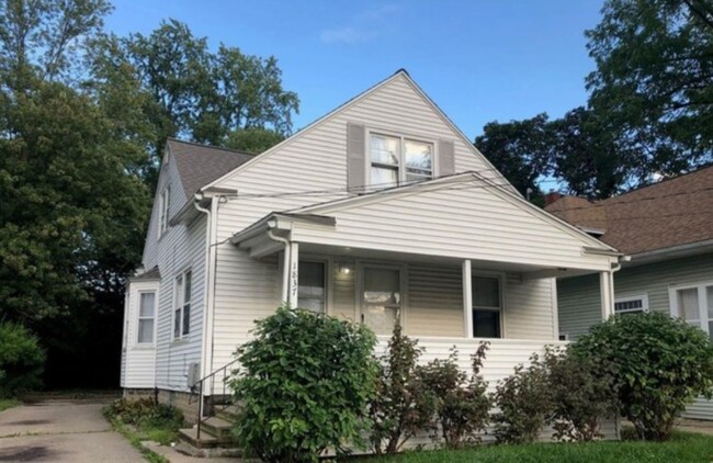 Front view of the house. - 1837 Beal Ave