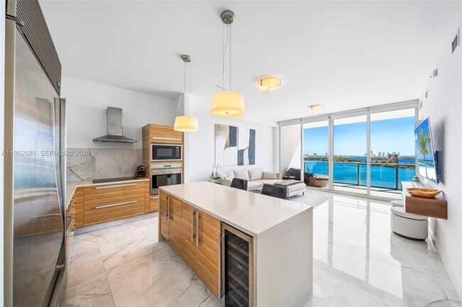 Building Photo - 2020 N Bayshore Dr