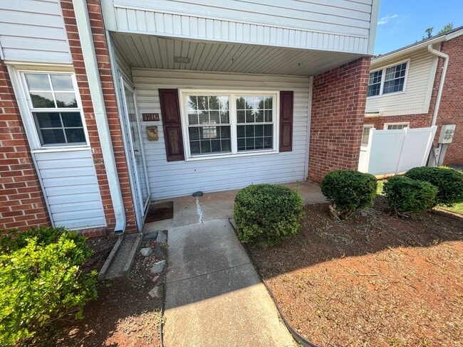 Building Photo - Adorable 2 bedroom, 2 1/2 bathroom townhom...