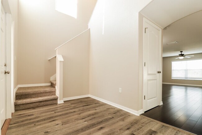 Foto del edificio - 7304 Lumber Port Dr
