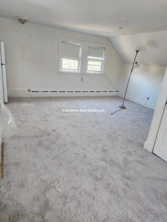 Building Photo - 163 Chestnut St