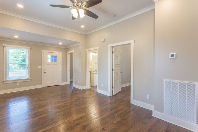 Foto del edificio - 3 bedroom home CLOSE TO UTC, lawncare included!