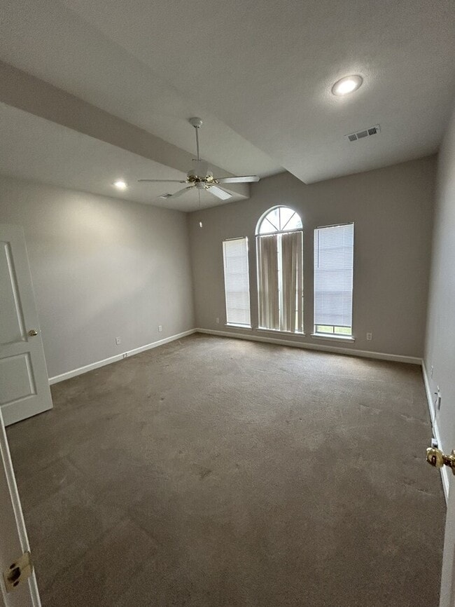 Foto del edificio - 5059 Silver Oak Dr