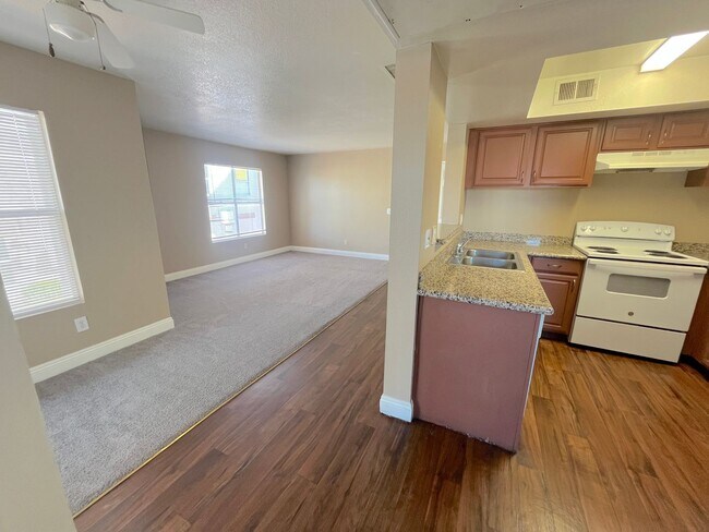 Foto del edificio - 2 bed 2 bath 2nd floor condo unit in gated community w/pool and amenities