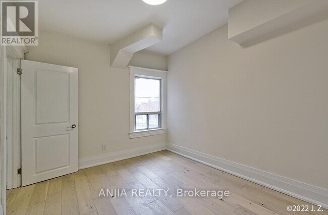 Building Photo - 812 Logan Ave