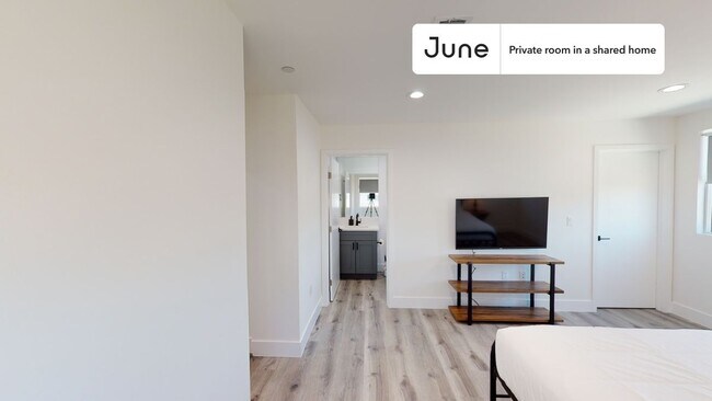 Foto del edificio - Private bedroom in 4 bed/3 bath Home