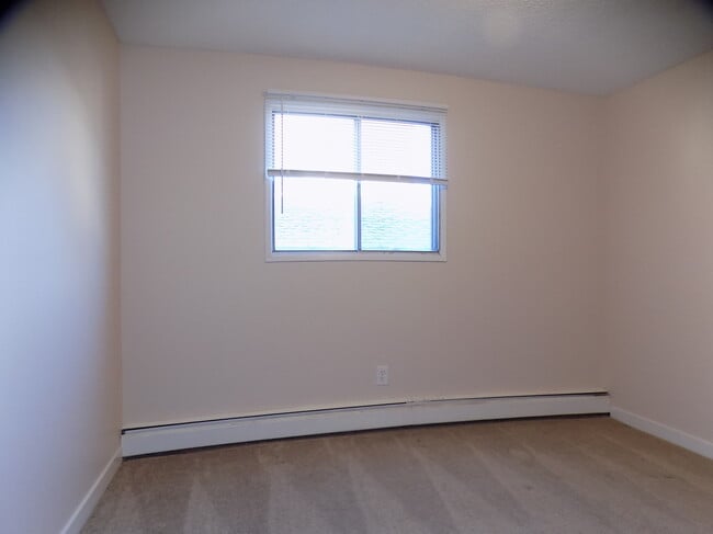 Building Photo - 322-326 6 Ave NE