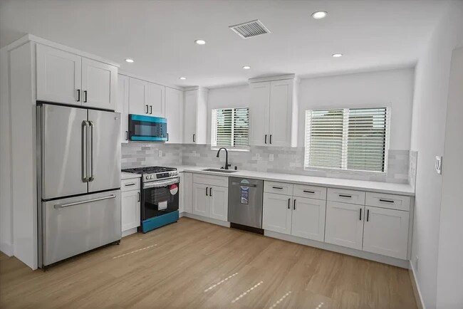 Foto del edificio - 21330 Lemarsh St