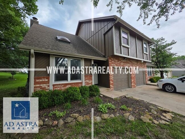 Building Photo - Very Nice 3 Bedroom 2 Bath Duplex in Overland Park-Available NOW!!