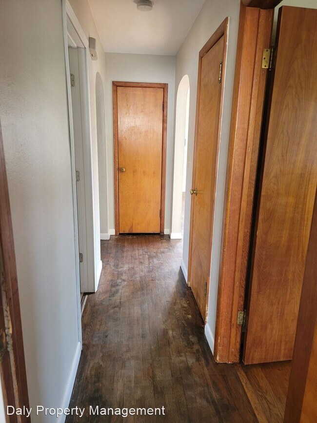 Building Photo - 3 br, 1.5 bath House - 1807 W 13th St