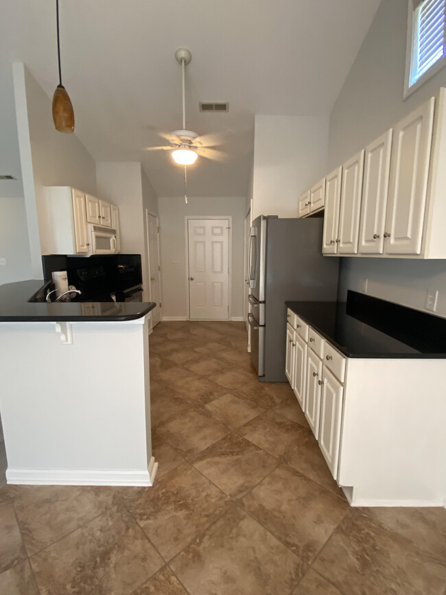 Kitchen - 1025 Great Lakes Cir