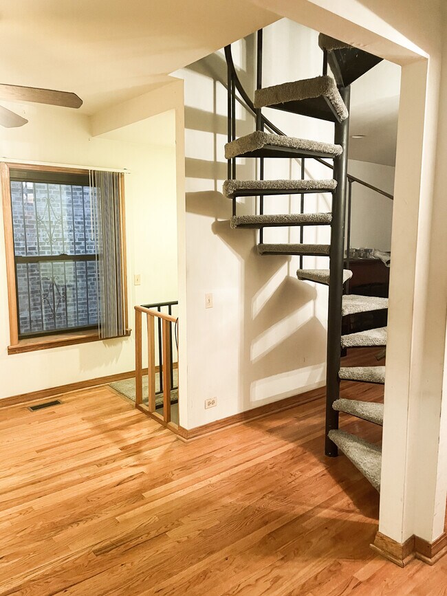 Building Photo - 8742 S Harper Ave