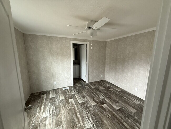 Foto del edificio - Charming 2-Bed, 2-Bath Mobile Home Retreat in Seneca!