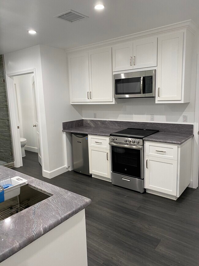 Kitchen - 5754 Troost Ave