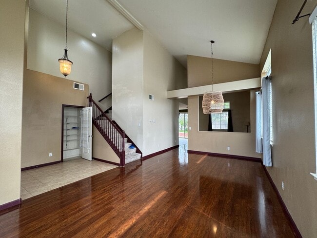 Building Photo - Five Bed, Three Bath Home With A Two Car G...