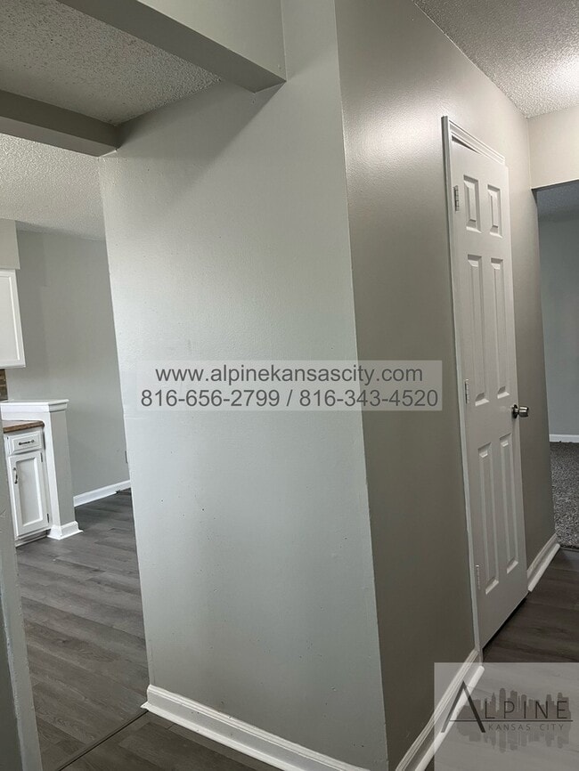 Building Photo - Updated Townhome on Food Lane