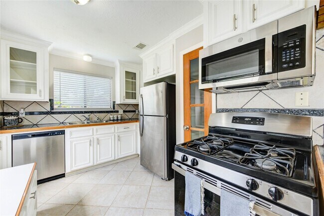 Building Photo - 5255 Beaverbrook Dr