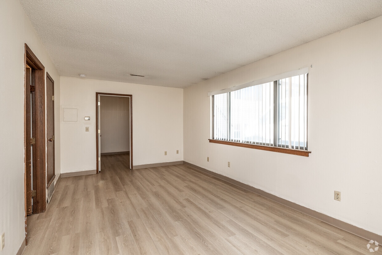 1BR, 1BA - 700 SF - Living Room - 2644 Hunt St