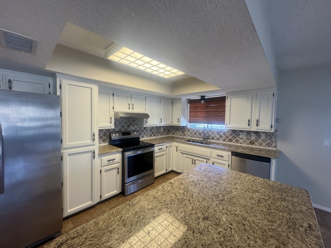Foto principal - 935 Country Club Dr