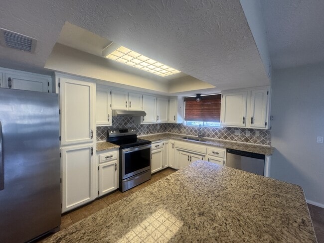 Building Photo - 935 Country Club Dr