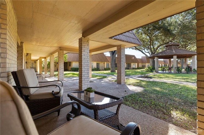 Building Photo - 500 E El Rancho Ave