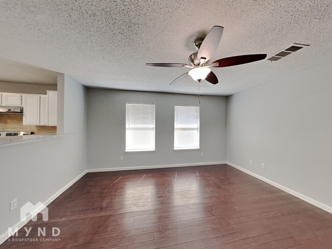 Foto del edificio - 909 Shady Brook Ln