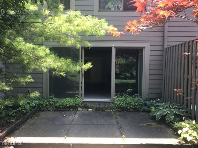 Building Photo - 3 br, 2.5 bath Condo - 3127 LAKEHAVEN DR