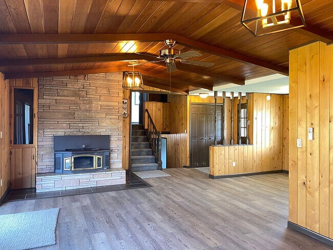 Building Photo - Lovely, Spacious 4 bedroom in Albany