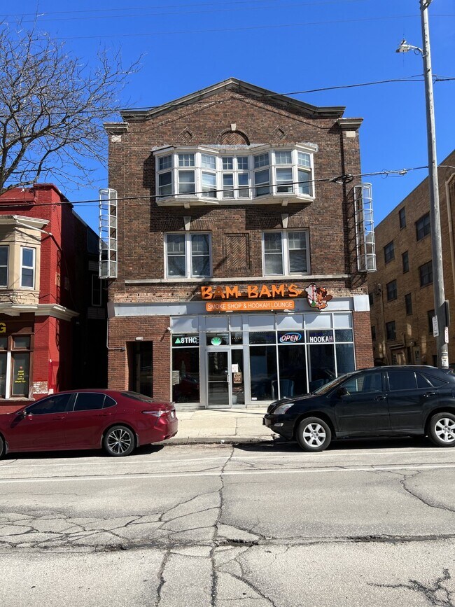 Foto del edificio - 3118 N Downer Ave