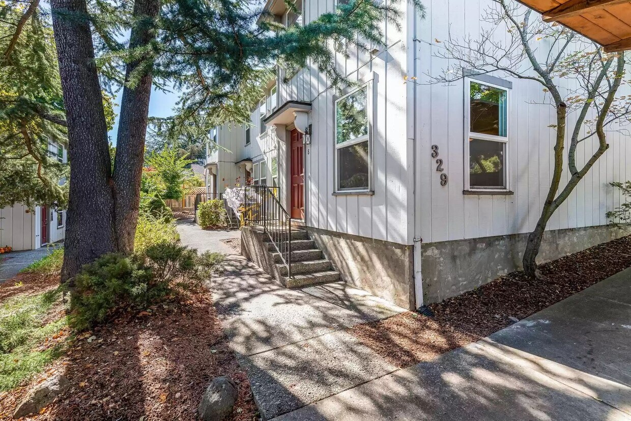 Primary Photo - Charming two bedroom townhouse in Ashland ...