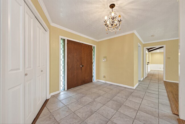 Foto del edificio - 1701 Mistletoe Ln
