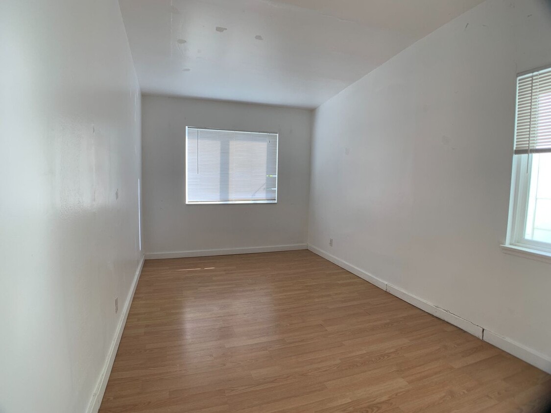 Primary Photo - 744-746-746 A 47 Ave