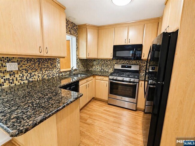 Foto del edificio - 1106 Bromley Ave