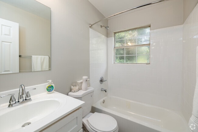 2BR, 1BA - 860SF - Bathroom - Stanton Yards